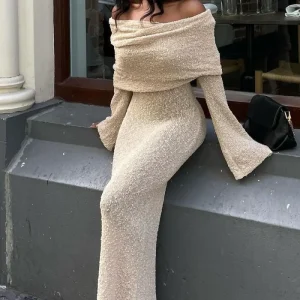 Vestido Maxi de Malha Boucle com Decote Ombro a Ombro