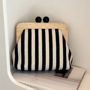 Bolsa de Lona com Detalhe Listrado - Preto e Branco