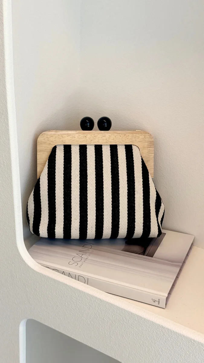 Bolsa de Lona com Detalhe Listrado - Preto e Branco - Image 2