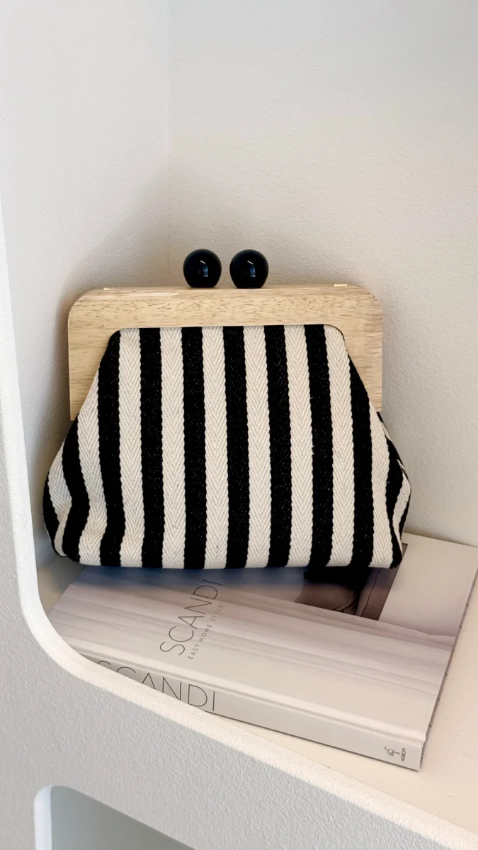 Bolsa de Lona com Detalhe Listrado - Preto e Branco - Image 3