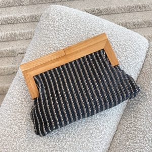 Clutch Zoey com Listras Finas e Estrutura de Madeira - Preto