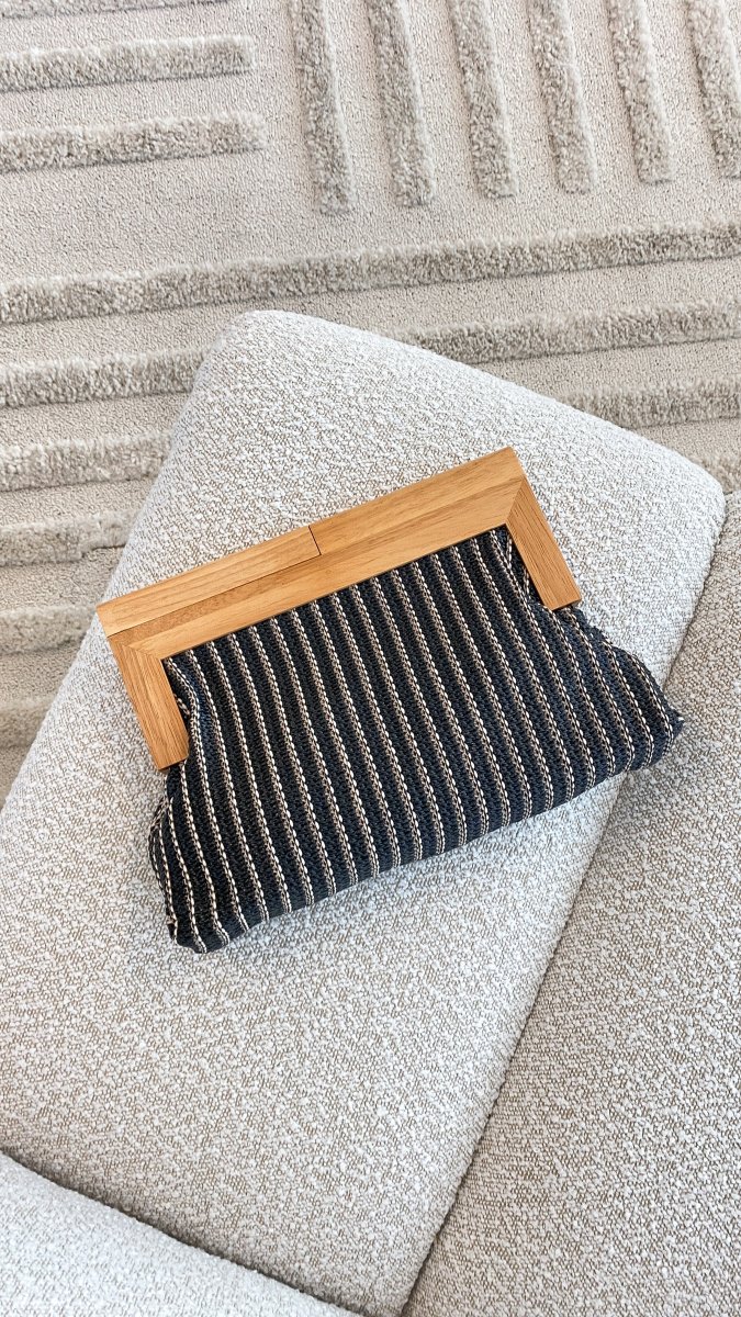 Clutch Zoey com Listras Finas e Estrutura de Madeira - Preto - Image 2