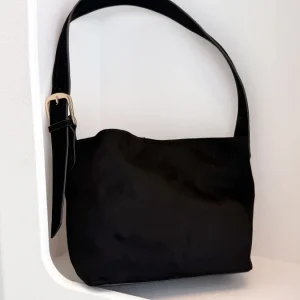 Bolsa de Ombro Freya em Camurça Preta